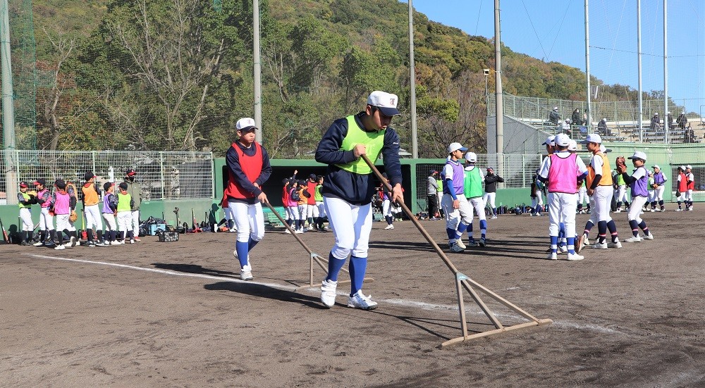 小学生野球講習、本校部員がお手伝い