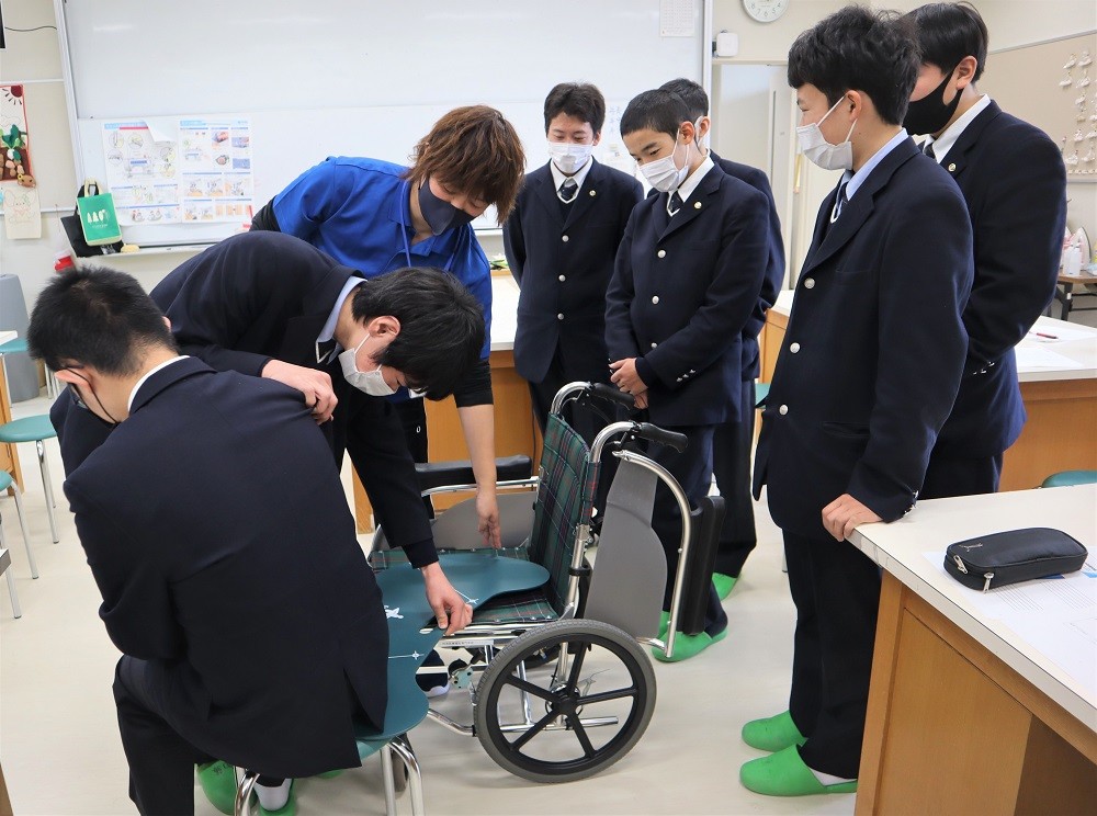 介護の基礎学ぶ／四国医療専門学校が出前教室