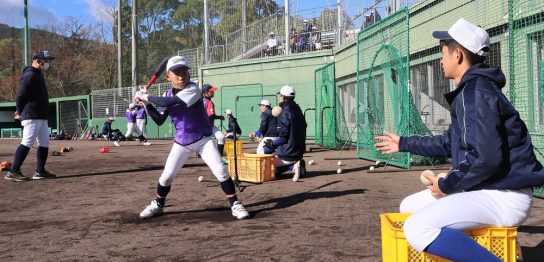 小学生野球講習、本校部員がお手伝い