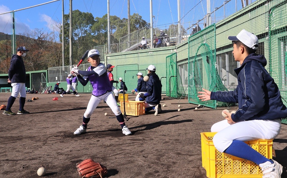 小学生野球講習、本校部員がお手伝い